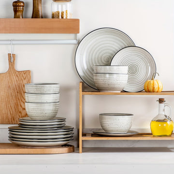 A Set of Dinnerware Consisting of 12pcs Designed for Four Individuals, Featuring Double-Sided